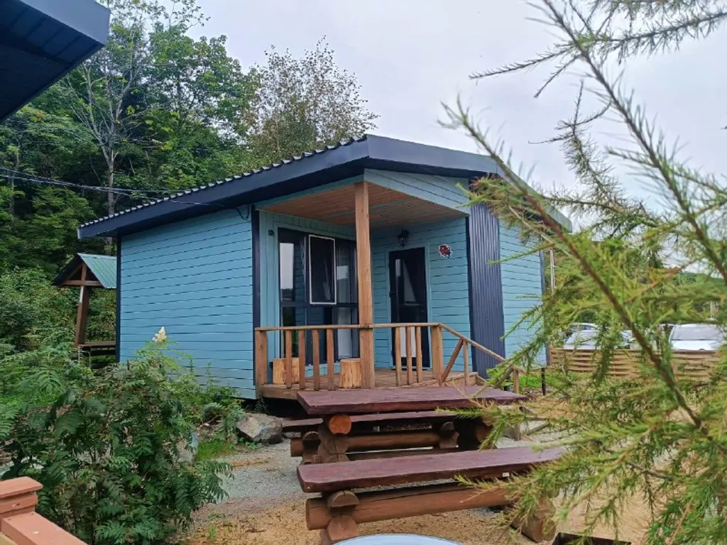 Коттедж Уютный Эко-дом №14 (с банным чаном) в лесу в шаге от центра города — аренда посуточно в Артём