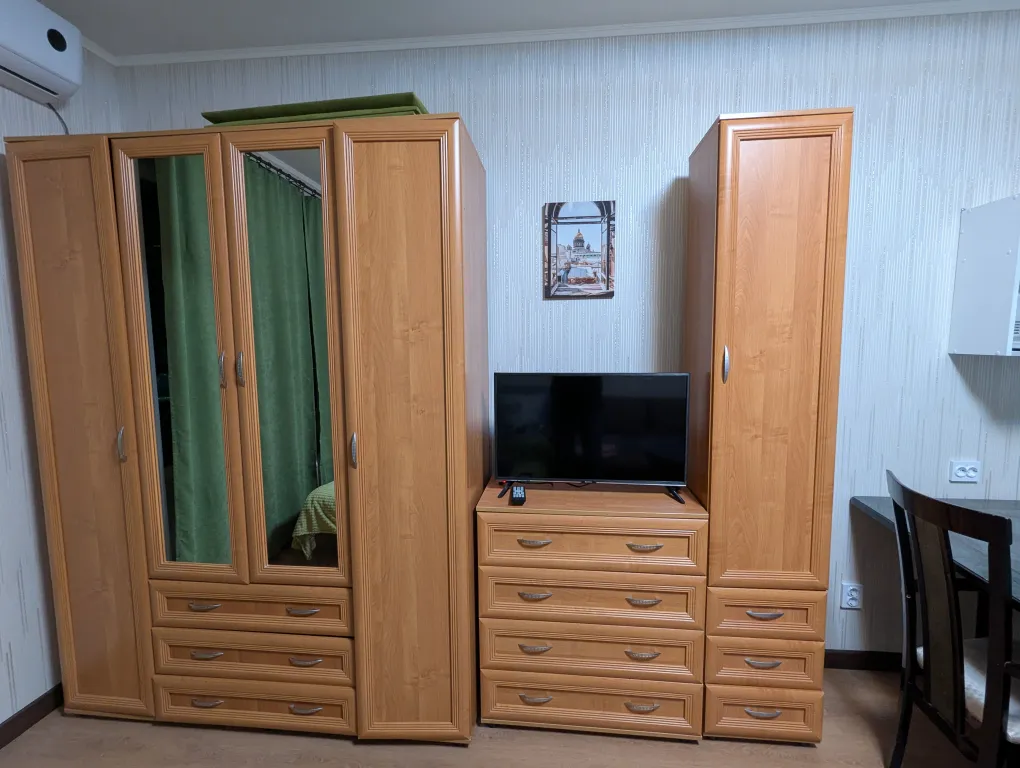 Студия размером с однокомнатную квартиру с 2 кроватями рядом с метро