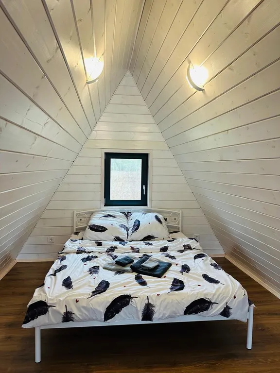 А-фрейм на берегу озера