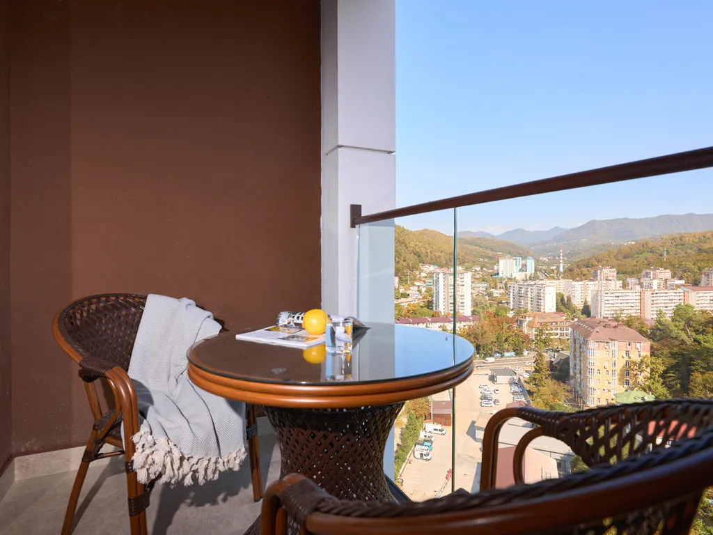 Современная, новая квартира с видом на горы