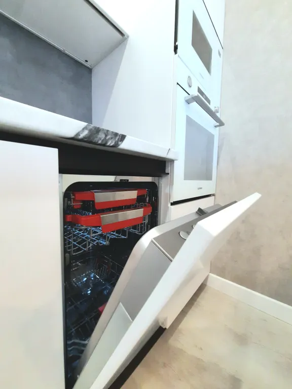 Смотровая квартира с панорамным видом на город с диваном и кроватью