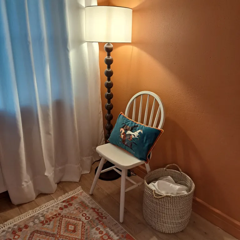 Белый дом на тихой улочке