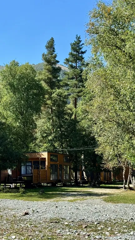 Шале с террасой на берегу реки