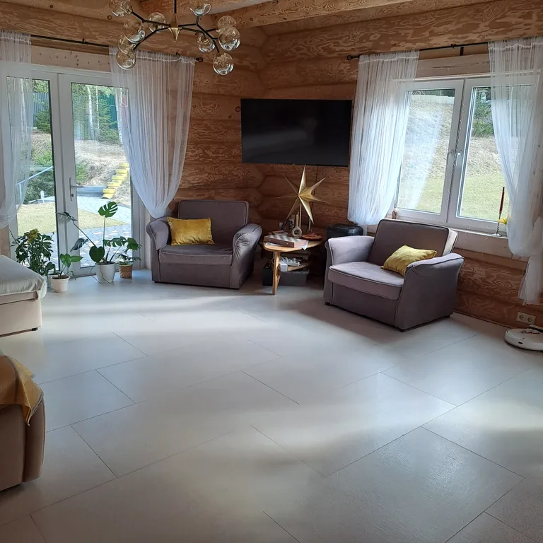 Уютный домик, на опушке леса, с видом на озера