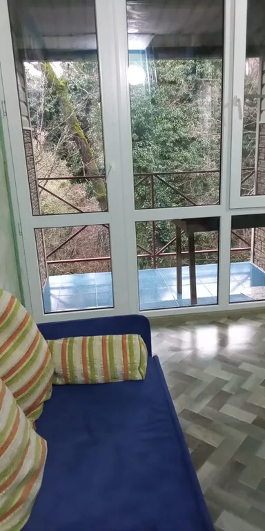 Уютный дом в тихом месте в лесу