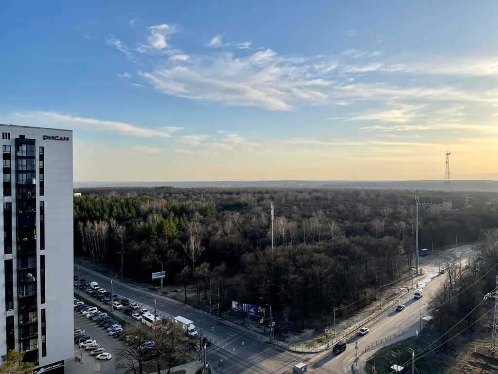 Новая квартира с кроватью возле панорамного окна, высокий этаж