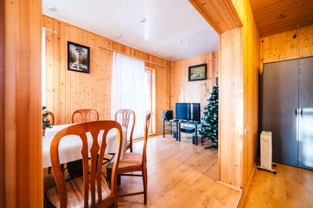 Дом на пруду с камином и караоке