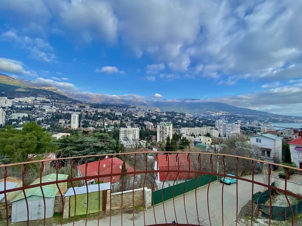 Дом в центре с видом на море