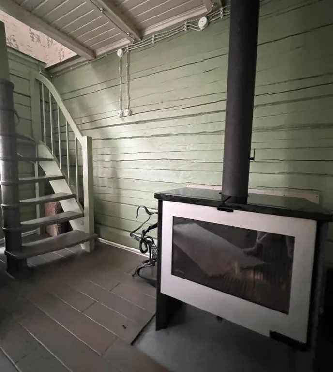 Дом сканди с камином с видом на озеро