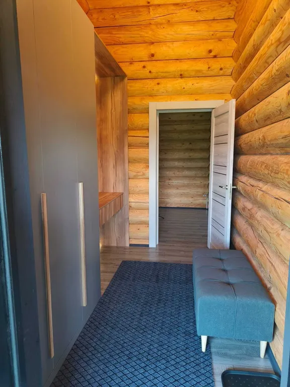 Уютный дом на берегу большого озера