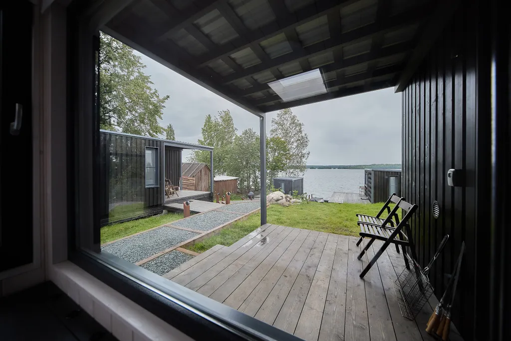 Семейный дом с мансардным окном и видом на озеро