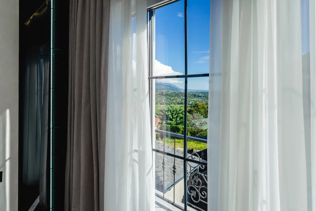 Дом с видом на море, горы, и теплым бассейном