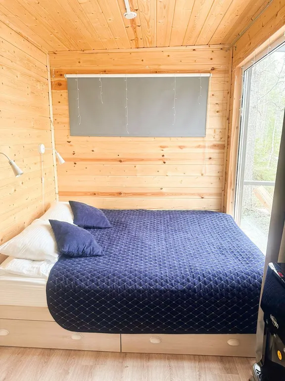 Домик на двоих с панорамным окном и видом на Белое море