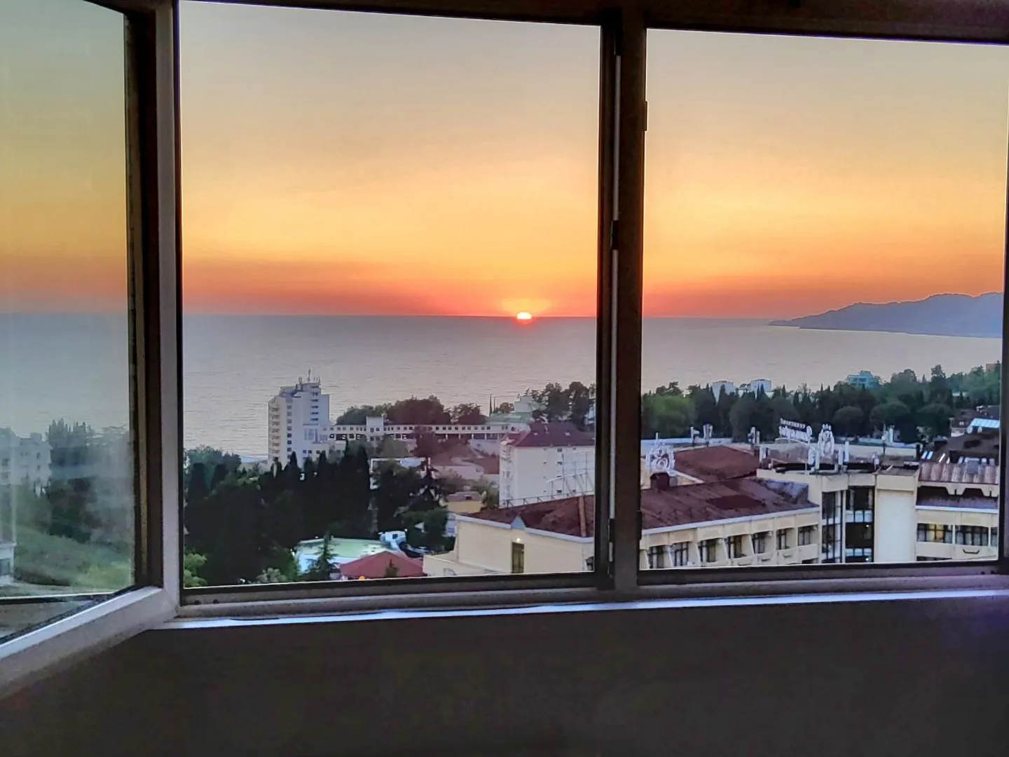 Не удержалась и выкладываю несколько фото заката, сама не могу остановиться фотографировать, ну очень уж красиво и хочется поделиться с вами)))