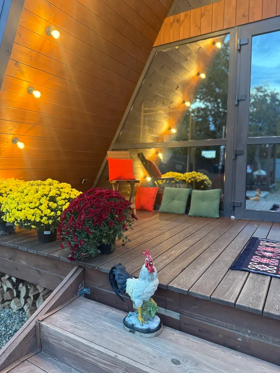 Деревянный дом шале на берегу озера и выходом на реку Кубань