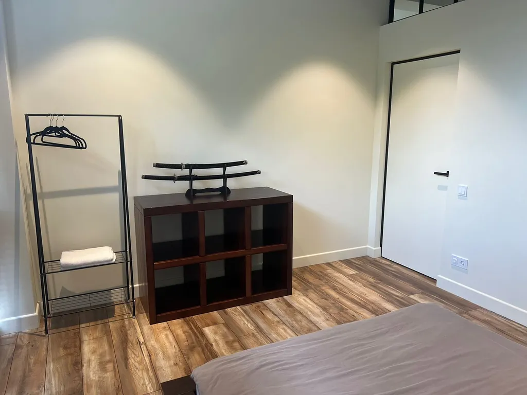 Квартира с дизайнерским ремонтом в японском стиле с бассейном