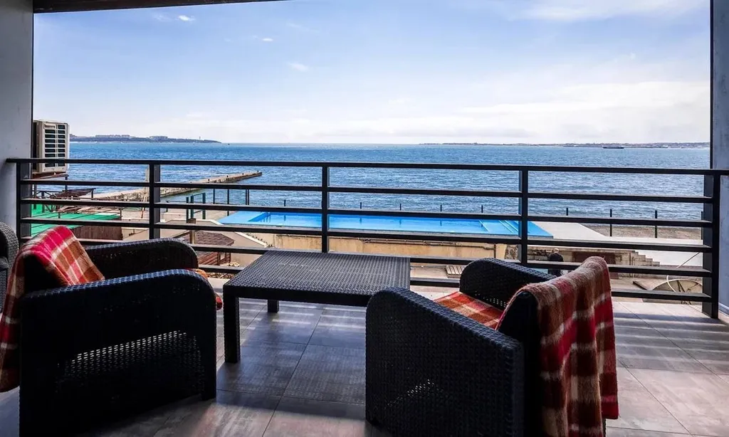 Эллинг на берегу моря