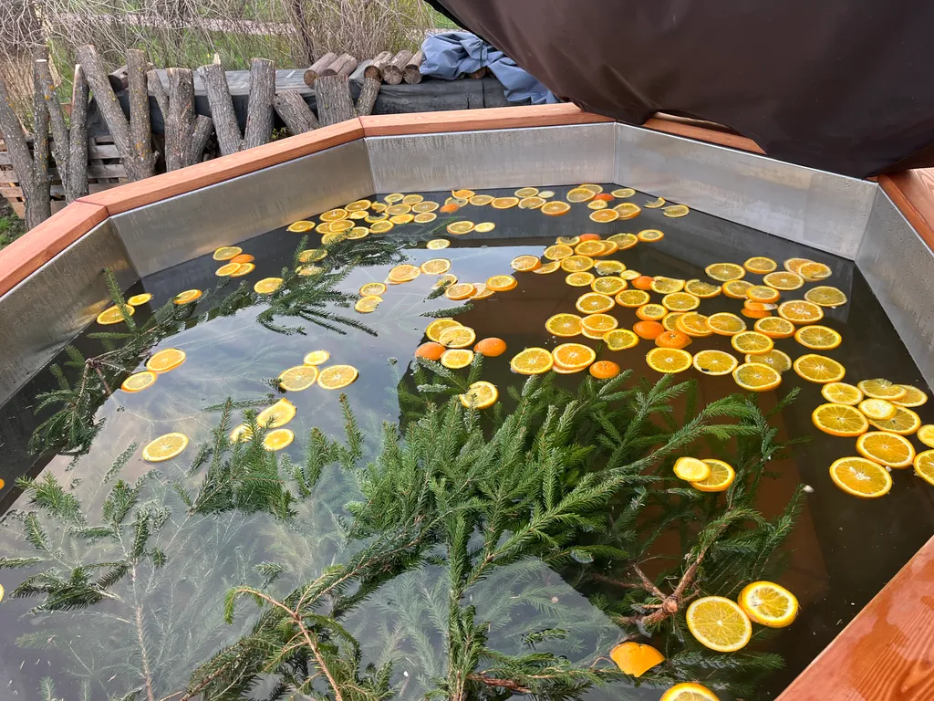 Уютный современный дом с террасой и банным чаном на участке 17 соток