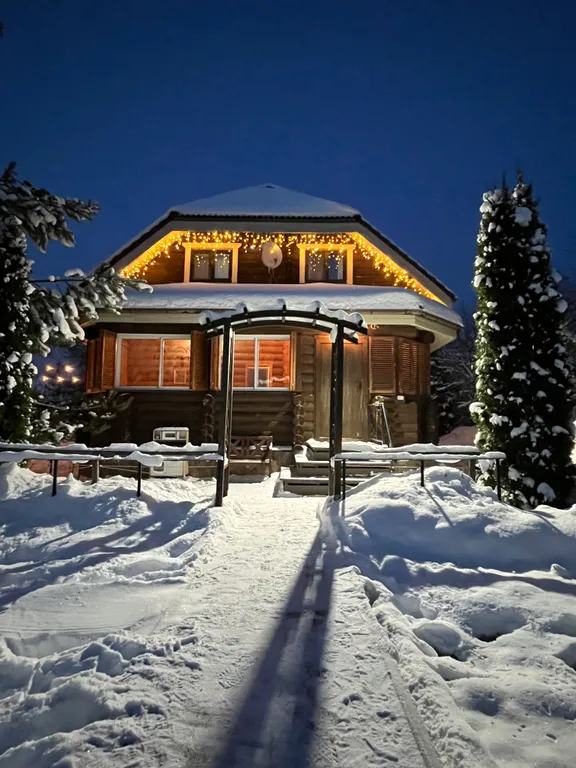 Коттедж Атмосферный дом из бревна с камином и сауной у водохранилища — Маслово