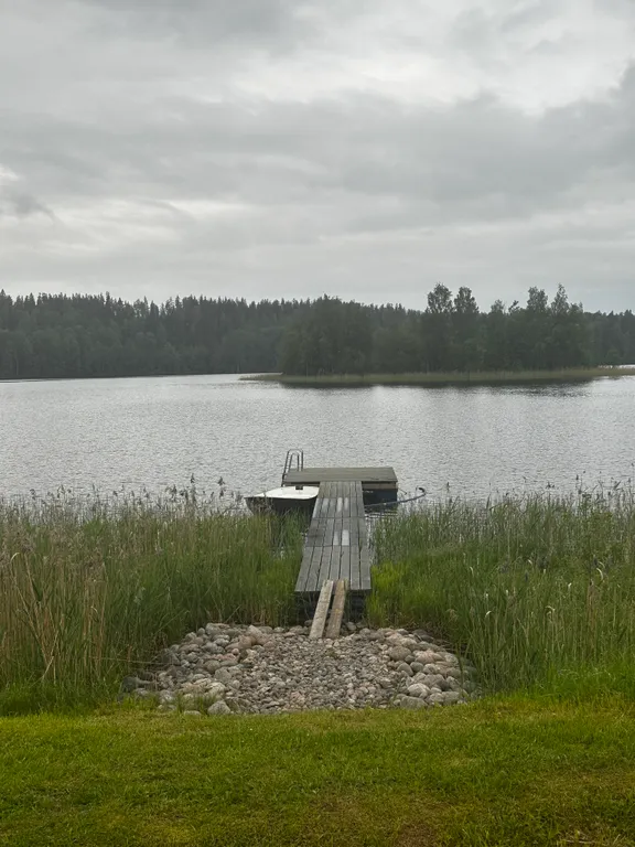 Уютный семейный дом на берегу озера