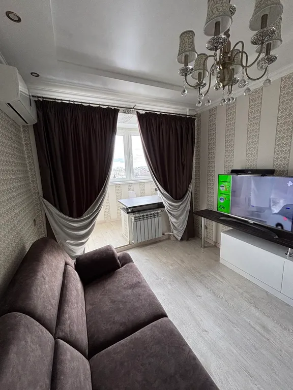 Светлая двухкомнатаная квартира с дизайнерским ремонтом рядом с центром города