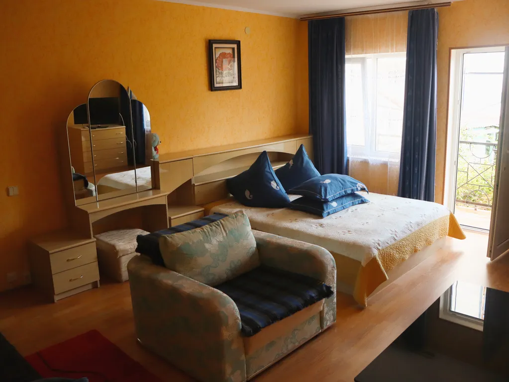 Квартира Просторный и уютный семейный номер с лоджией у моря — аренда посуточно в Симеиз