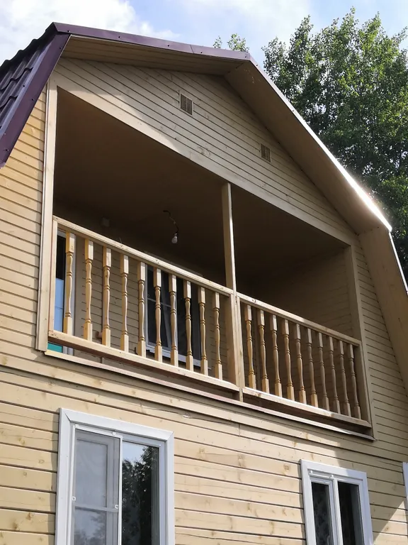 Домик с балконом