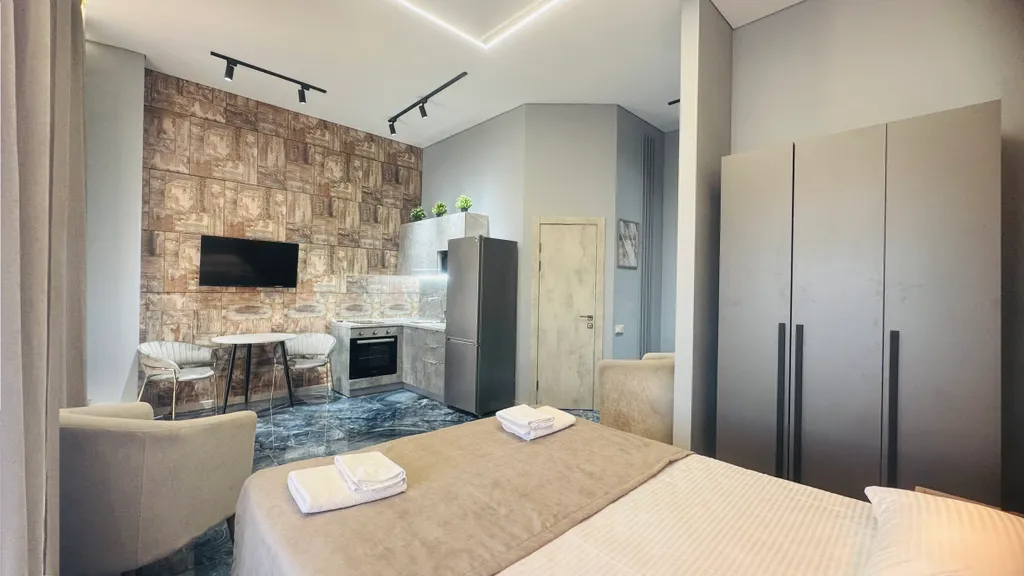 Студия скай класса в стиле модерн с панорамным видом на город