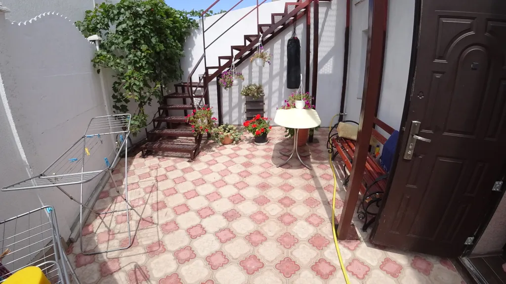 Отличная двухкомнатная квартира с двориком