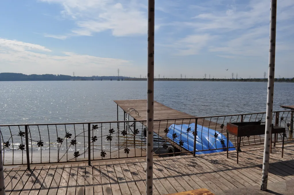 Дом-коттедж на берегу реки