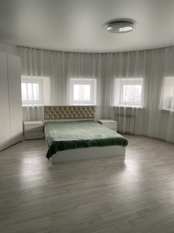 Шикарная студия с выходом на собственную крышу с садовой мебелью