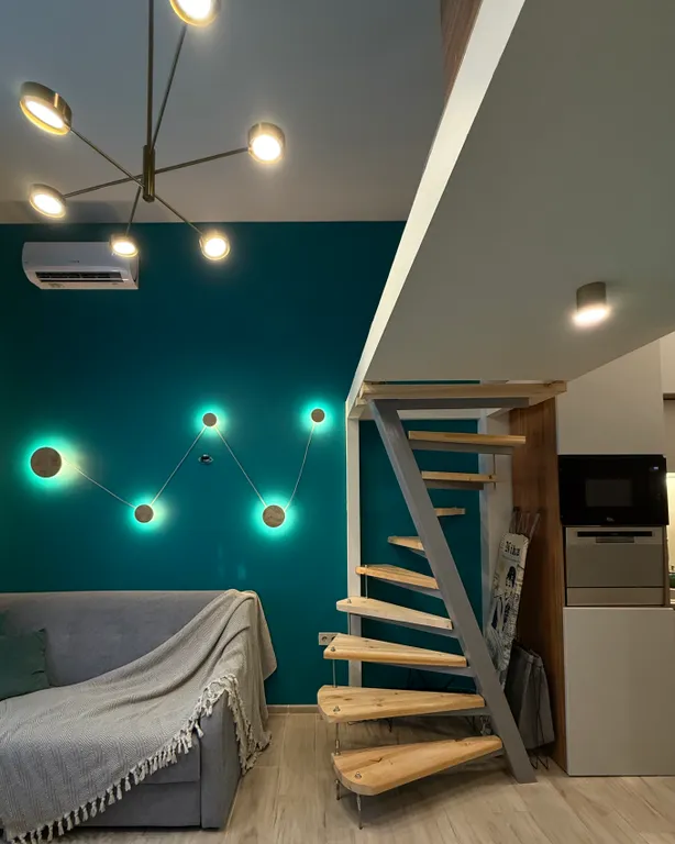 Квартира-студия с кипарисами за окном