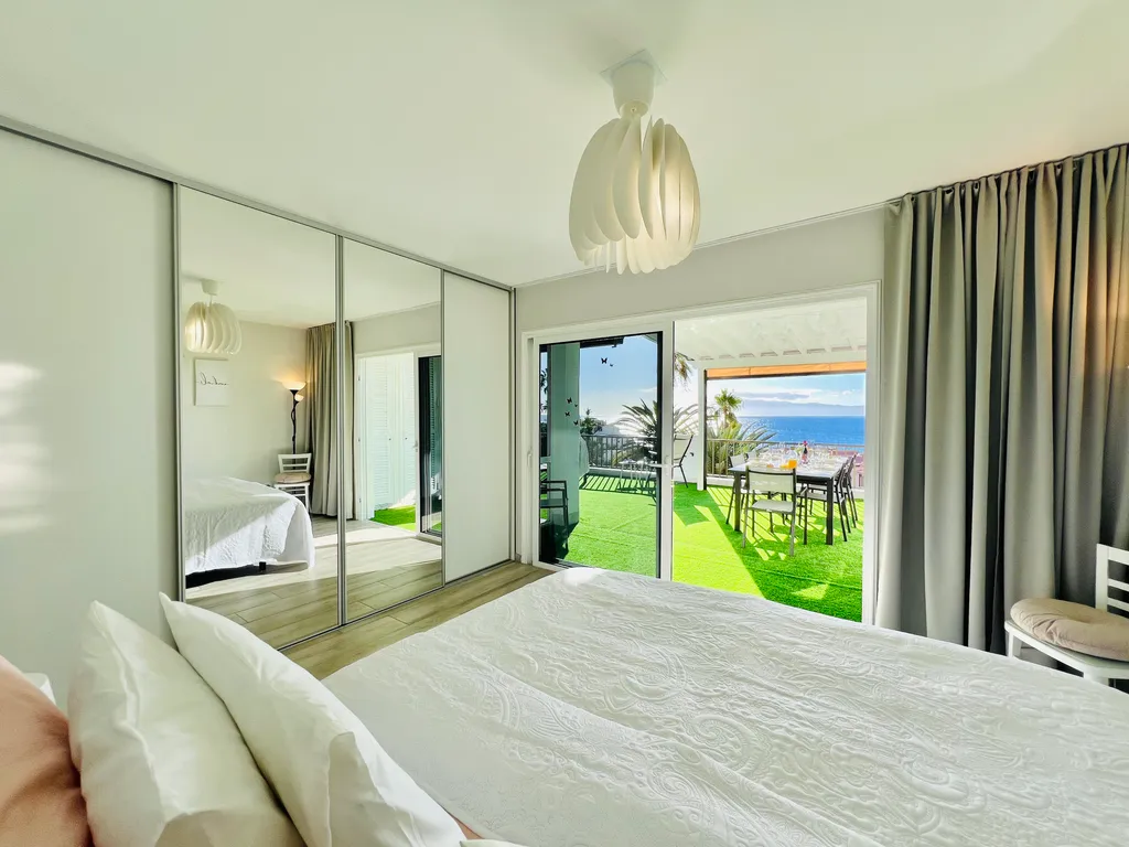 PaulMarie Superior Ocean Lounge