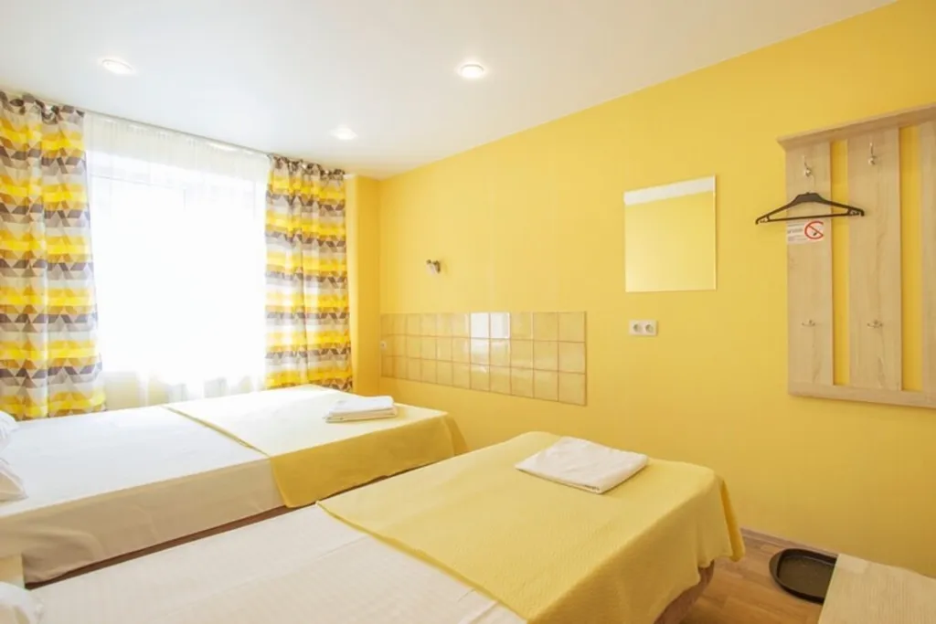 Яркий, уютный номер в мини-отеле на троих