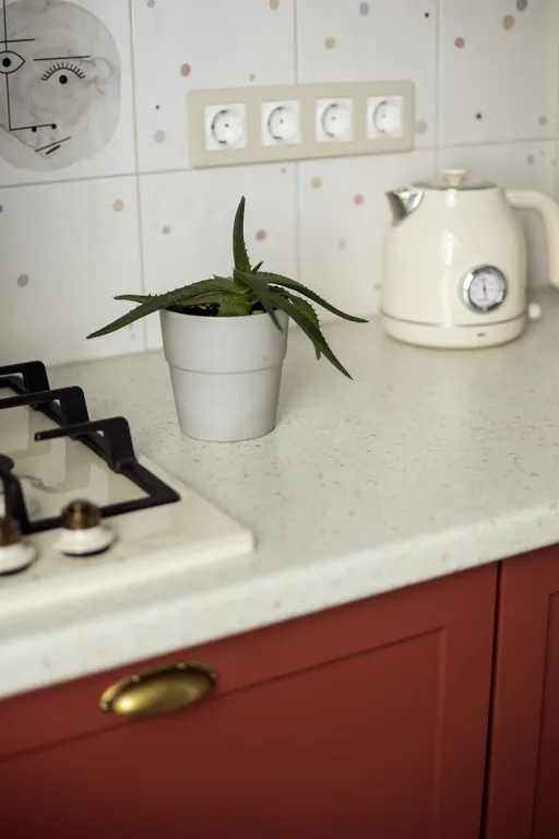 Яркая сталинка с балконом и видом на бульвар