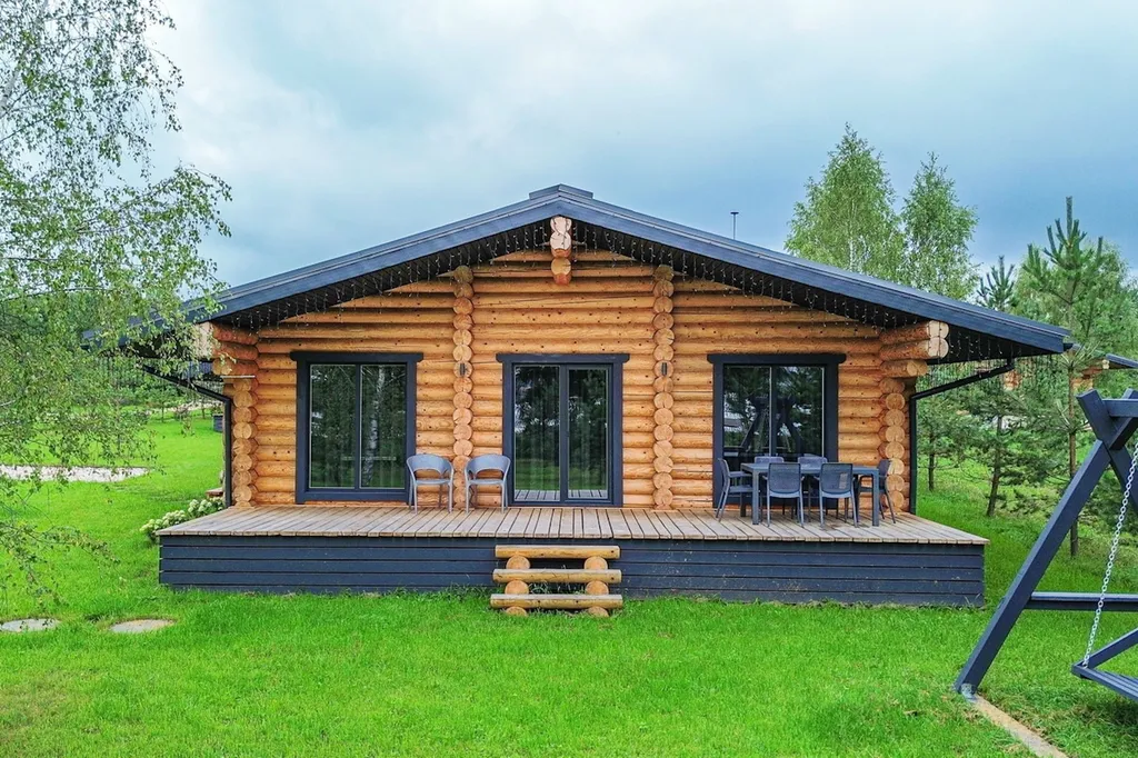 Уютный дом на берегу большого озера