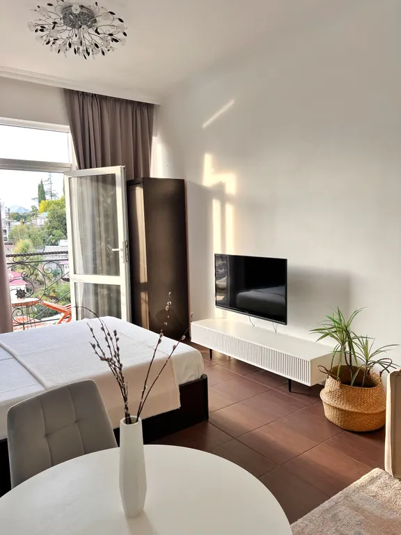 Квартира У моря с балконом — аренда посуточно в Сочи