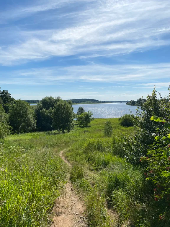 Дом на берегу реки с видом на закат
