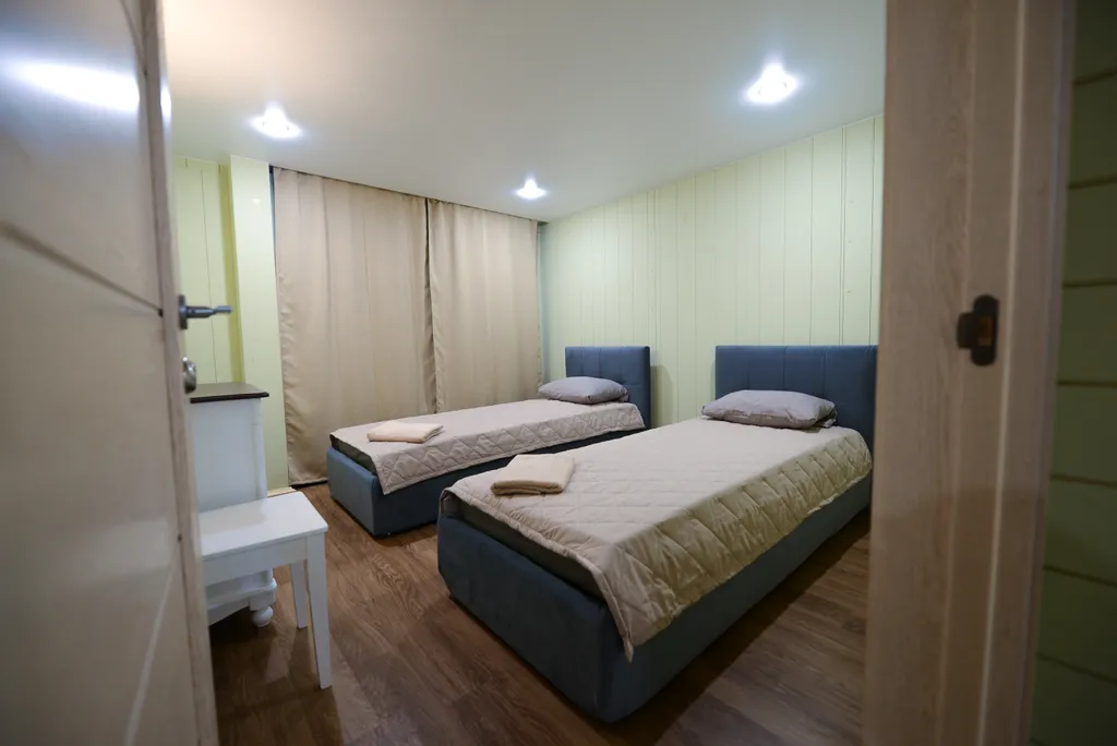 Большой коттедж на берегу из двух частей