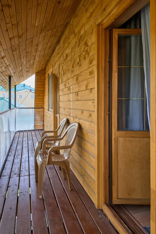 Дом с видом на монастырь