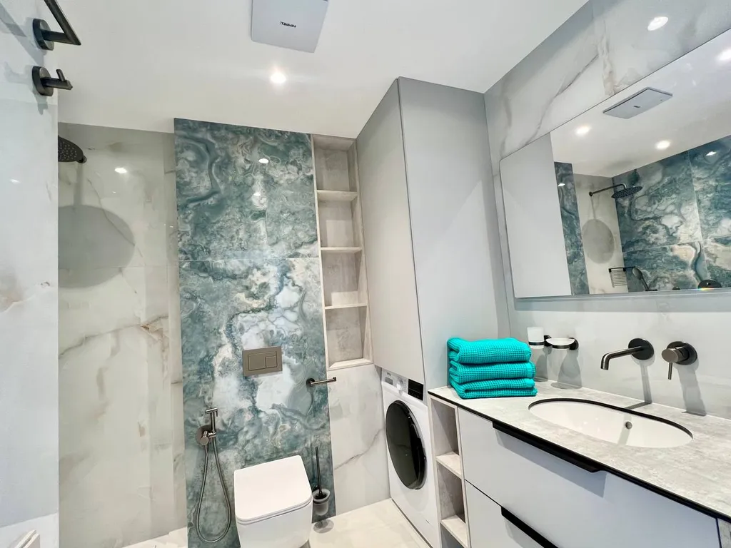 Современный апартамент с бассейном