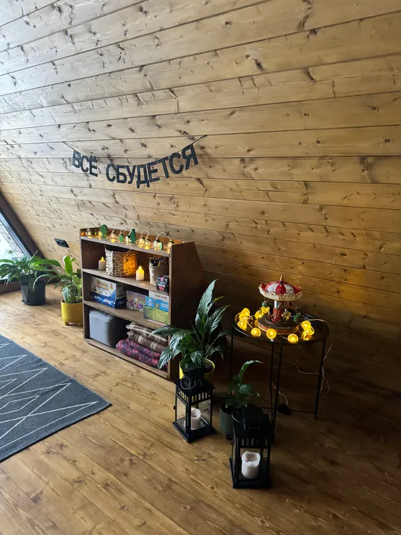 Уютный панорамный треугольный дом A-frame с видом и окружением леса