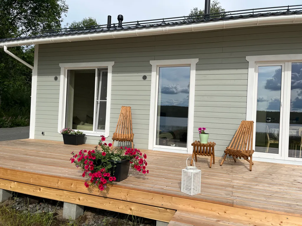 Домик в Карелии на берегу озера