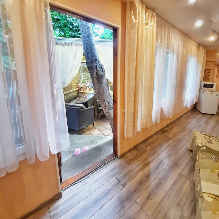 Этаж коттеджа в зелёном саду