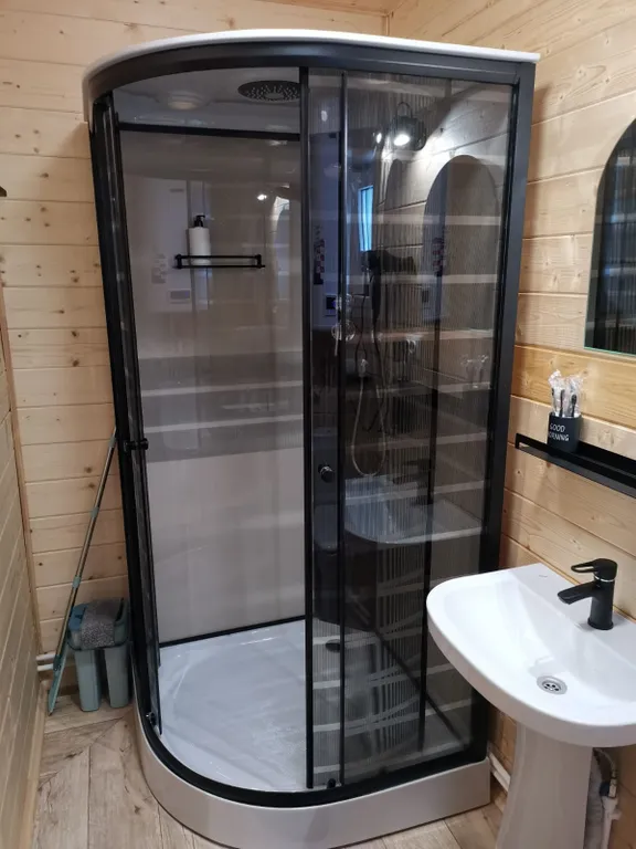 База отдыха «ЛейМар Архыз» предлагает проживание в уютных домиках