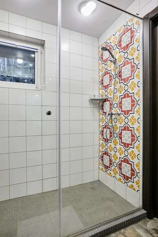 Просторный коттедж с 4 спальнями, камином и террасой