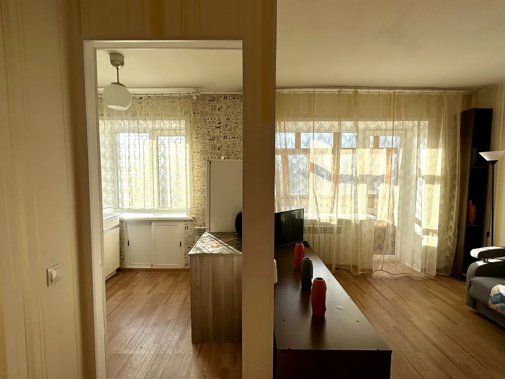 Калина Юрга у кинотеатра Эра