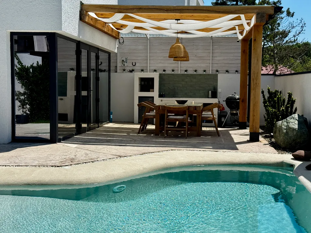 Дом в тихом месте, со своим минипляжем