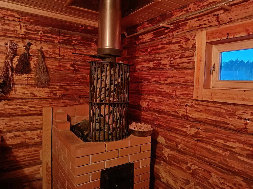 Темный домик на опушке леса