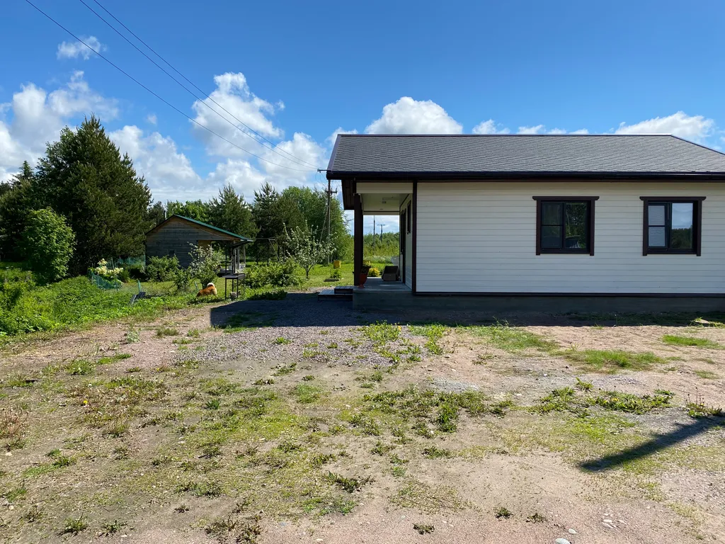 Дом в скандинавском стиле на берегу реки